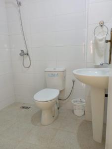 a bathroom with a toilet and a sink at Magnifique appartement proche de Sidi Bouzid in El Jadida
