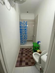 ChayekJumgal guest house的带厕所和淋浴的小浴室