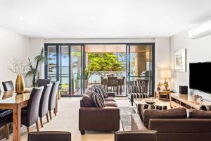 Χώρος καθιστικού στο Waterfront Apt Gorgeous Views