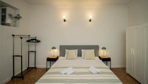 Ένα ή περισσότερα κρεβάτια σε δωμάτιο στο Elegant 1BR Vake Apt for 3 - By Wehost +30 φωτογραφίες