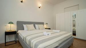 Ένα ή περισσότερα κρεβάτια σε δωμάτιο στο Elegant 1BR Vake Apt for 3 - By Wehost