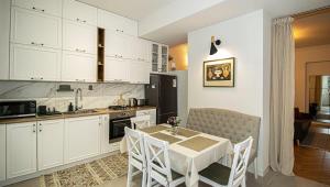 Η κουζίνα ή μικρή κουζίνα στο Elegant 1BR Vake Apt for 3 - By Wehost
