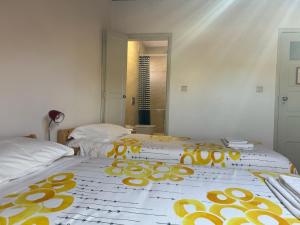 Postel nebo postele na pokoji v ubytování Residencial Avenida Hostel