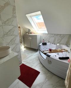 Gambar di galeri bagi Sunny House - Maison avec Jacuzzi, à 10 min de la mer di Calais