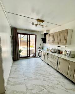 Dapur atau dapur kecil di Sunny House - Maison avec Jacuzzi, à 10 min de la mer