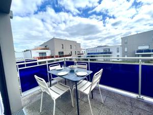 d'un balcon sur le toit avec une table et des chaises. dans l'établissement Le Croix de Vie, à Saint-Gilles-Croix-de-Vie