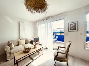 un salon avec un canapé et une table dans l'établissement Le Croix de Vie, à Saint-Gilles-Croix-de-Vie