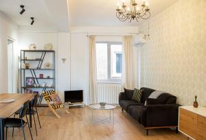 Khu vực ghế ngồi tại 2BR Colorful Apt on Vera Near Stamba - By Wehost