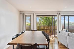 Χώρος καθιστικού στο Luxury Getaway in a Statement Home Steps to Beach