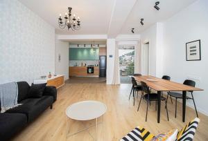 Khu vực ghế ngồi tại 2BR Colorful Apt on Vera Near Stamba - By Wehost
