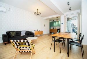 Khu vực ghế ngồi tại 2BR Colorful Apt on Vera Near Stamba - By Wehost