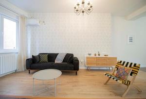 Khu vực ghế ngồi tại 2BR Colorful Apt on Vera Near Stamba - By Wehost