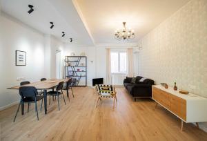 Khu vực ghế ngồi tại 2BR Colorful Apt on Vera Near Stamba - By Wehost