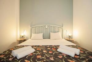 Giường trong phòng chung tại 2BR Colorful Apt on Vera Near Stamba - By Wehost