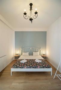 Giường trong phòng chung tại 2BR Colorful Apt on Vera Near Stamba - By Wehost