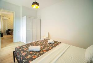 Giường trong phòng chung tại 2BR Colorful Apt on Vera Near Stamba - By Wehost