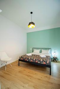 Giường trong phòng chung tại 2BR Colorful Apt on Vera Near Stamba - By Wehost