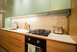 Nhà bếp/bếp nhỏ tại 2BR Colorful Apt on Vera Near Stamba - By Wehost