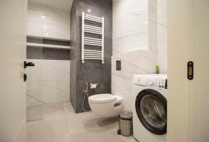 Phòng tắm tại 2BR Colorful Apt on Vera Near Stamba - By Wehost