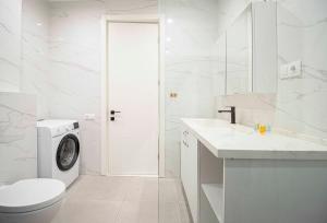 Phòng tắm tại 2BR Colorful Apt on Vera Near Stamba - By Wehost
