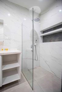 Phòng tắm tại 2BR Colorful Apt on Vera Near Stamba - By Wehost