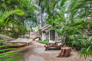 Сад в The Beach Bungalows Tamarindo- Adults Only