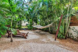 Сад в The Beach Bungalows Tamarindo- Adults Only