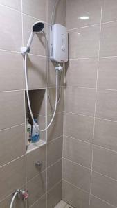 une douche avec pommeau de douche dans une salle de bain dans l'établissement Sky Loft 4 Guests Balcony Nflix Disney B30A, à Johor Bahru