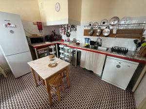 Kuchyň nebo kuchyňský kout v ubytování Residencial Avenida Hostel