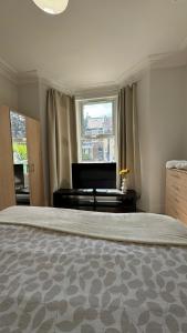 Postel nebo postele na pokoji v ubytování Spacious Double Room in Greater London