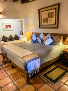 a bedroom with a large bed in a room at La Casa del Guamúchil in Tequesquitengo