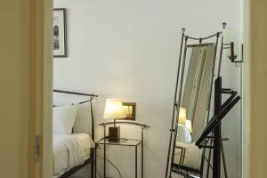 Ένα ή περισσότερα κρεβάτια σε δωμάτιο στο Cozy and Stylish 1BR Apt In The Heart of Tbilisi