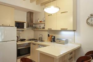 Η κουζίνα ή μικρή κουζίνα στο Cozy and Stylish 1BR Apt In The Heart of Tbilisi