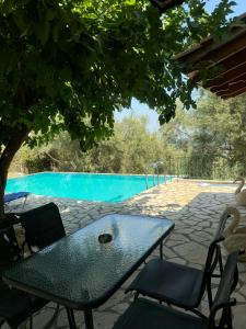 - une table et des chaises à côté de la piscine dans l'établissement Villa Melikokia, à Lygia 48 autres photos