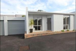 una casa bianca con una pianta in vaso davanti di Self Contained Unit Close to the Beach a Cowes Altre 5 foto