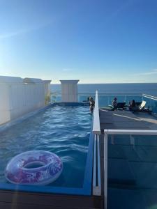 una piscina en la parte superior de un edificio en Cozy Studio Apartment For 3 with a pool, en Batumi