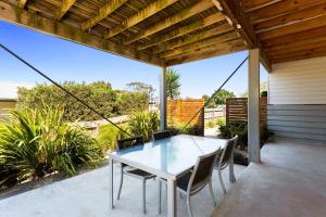 Balkoni atau teres di Ocean View Escape w 3BR & 2BA