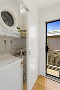 Gambar di galeri bagi Ocean View Escape w 3BR & 2BA di Rhyll