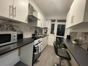 Kuchyň nebo kuchyňský kout v ubytování Ensuite Near Luton Station + 11 fotografií