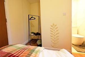 Postel nebo postele na pokoji v ubytování Serenity Luton Suite Near Mall