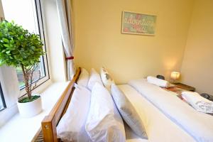 Postel nebo postele na pokoji v ubytování Serenity Luton Suite Near Mall