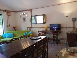 TV a/nebo společenská místnost v ubytování MARIA HOLIDAY HOMES La Pineta di Sinalunga