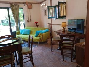 TV a/nebo společenská místnost v ubytování MARIA HOLIDAY HOMES La Pineta di Sinalunga