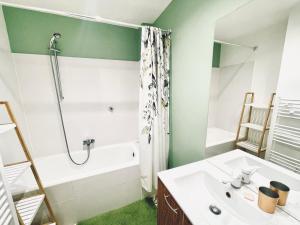 Koupelna v ubytování Grand Bleu, Vue sur Lac, Chic & Cosy, Plage