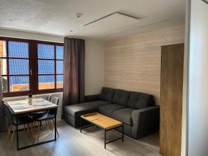 un salon avec un canapé et une table dans l'établissement MONTANA, à Jahorina