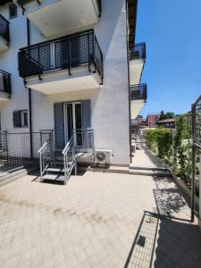 Un edificio con escaleras y balcones. en Maison Valentini, en Roma