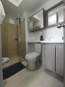 a bathroom with a toilet and a shower and a sink at Apartamento frente a la montaña en Armenia Quindio - 1 Dormitorio Piso 11 in Armenia +23 photos