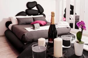 een kamer met een bed en een fles wijn bij Two Chic Guesthouse in Rome