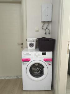 a washing machine with a camera on top of it at Rize Akarsu Apart in Rize