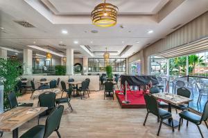Ein Restaurant oder anderes Speiselokal in der Unterkunft Benalmadena Palace Spa 
